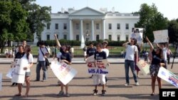 En esta foto de archivo, un grupo de jóvenes protesta frente a la Casa Blanca por Reforma Migratoria.