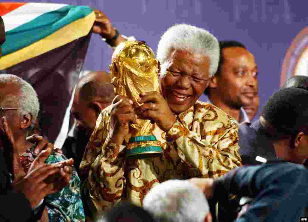 Mandela (c) sosteniendo el trofeo la Copa Mundial de la FIFA en Zúrich (Suiza).Fotografía de archivo del 14 de mayo de 2004.
