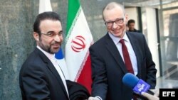 Vicedirector de la OIEA, Tero Varjoranta (d) y en enviado iranía Reza Najafi (i).