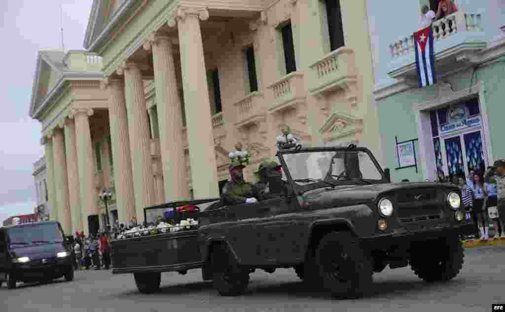 Cubanos saludan al paso de la caravana con las cenizas del fallecido líder de la revolución cubana, Fidel Castro, hoy, jueves 1 de diciembre de 2016, en Santa Clara (Cuba).