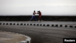 Boxeadores cubanos entrenan en el Malecón.