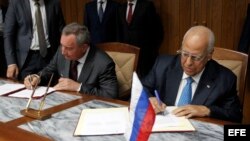 Los copresidentes de la comisión intergubernamental Cuba-Rusia, el vicepresidente cubano Ricardo Cabrisas Ruiz (d) y el vicepresidente de Rusia, Dmitry O. Rogozyn(i), firman diferentes acuerdos el 8 de diciembre de 2016.