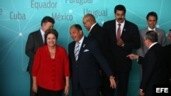 Atrás, desde la izquierda, el presidente de Colombia, Juan Manuel Santos; el presidente de Surinam, Desire Delano Bouterse, el presidente de Venezuela, Nicolás Maduro, y el ministro de Producción del Perú, Piero Ghezzi; y abajo, en el mismo orden, la pres