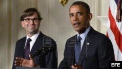 El presidente estadounidense, Barack Obama (d), presenta a Jason Furman (i), la persona que ha nominado para encabezar el Consejo de Asesores Económicos de la Casa Blanca, en la Casa Blanca.