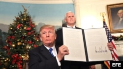 Trump muestra la proclamación que reconoce formalmente a Jerusalén como la capital de Israel.