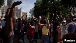Cubanos protestan contra el gobierno, el 11 de julio, en una calle de La Habana. REUTERS/Alexandre Meneghini