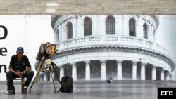Un fotógrafo ambulante, de los conocidos popularmente como "minuteros", espera la llegada de algún cliente frente al Capitolio.