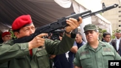 Foto Archivo. Hugo Chávez (i), manipula un fusil de asalto Kalashnikov AK-103 bajo la atenta mirada del ministro de Defensa, Orlando Maniglia (d) el 14 de junio de 2006, en el fuerte Tiuna, en Caracas, Venezuela.