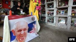  Una mujer prepara un altar en una mesa con una imagen del papa Francisco hoy, jueves 9 de julio de 2015, en la sede que fuera del supermercado Ycuá Bolaños en Asunción (Paraguay).