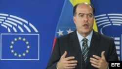 El presidente de la Asamblea Nacional de Venezuela, el opositor Julio Borges, durante la rueda de prensa que ofreció junto al presidente del Parlamento Europeo, Antonio Tajani. 