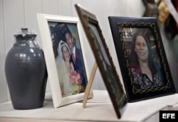 Vista de fotografías del matrimonio pastoral María Salomé Sánchez y Manuel David Aguilar, ambos fallecidos en el desastre aéreo del pasado viernes en La Habana.
