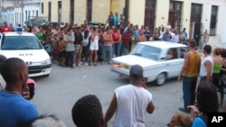 El aparatoso arresto del periodista y escritor Raúl Rivero el 20 de marzo de 2003 en su vecindario en Centro Habana. 