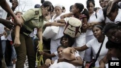 Miembros de las Damas de Blanco son arrestadas por la Policía, el 20 de marzo de 2016.