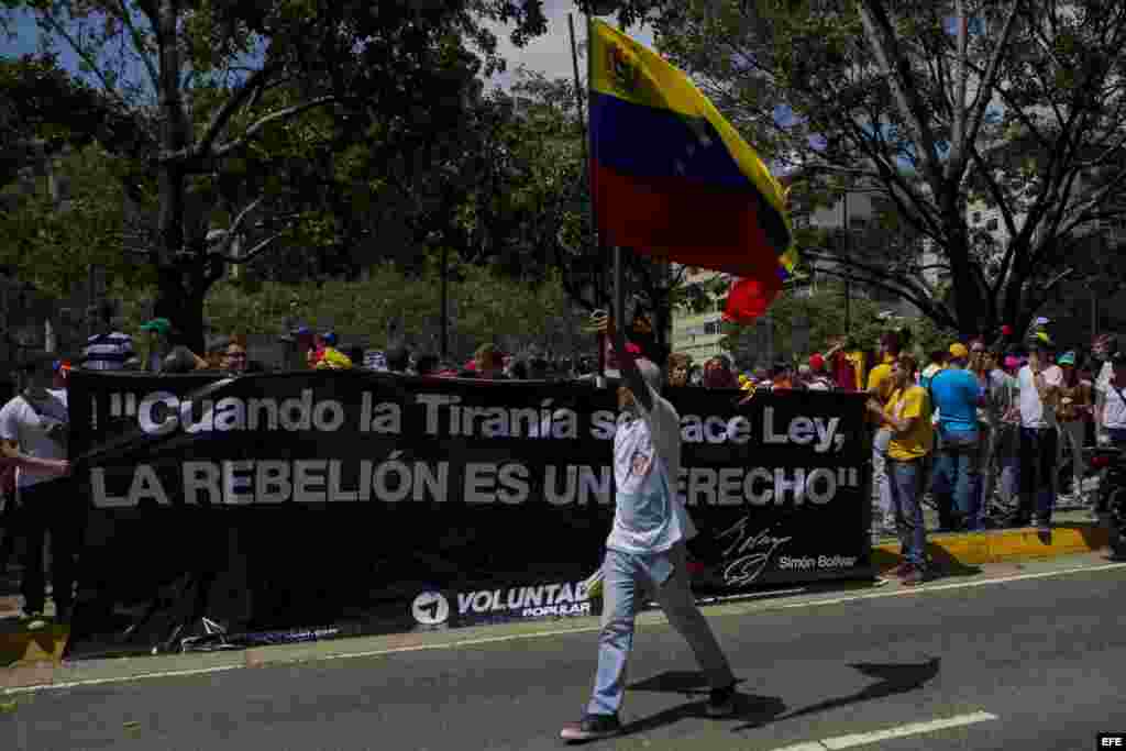 Un grupo de jóvenes protesta hoy, viernes 14 de febrero de 2014, en el municipio de Chacao en la zona metropolitana de Caracas (Venezuela).