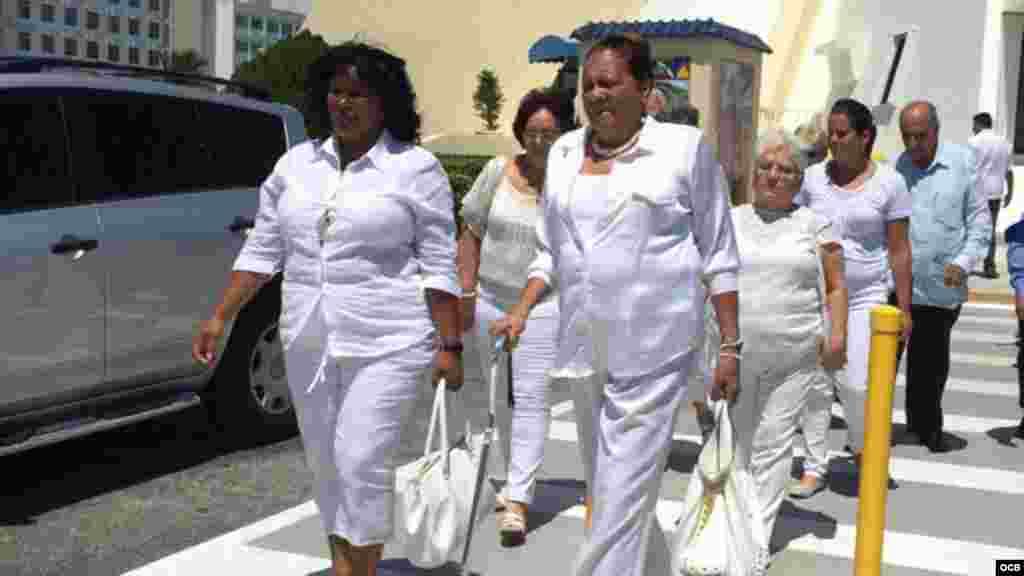 Damas de Blanco en el exilio en su caminata simbólica
