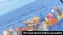Balseros cubanos en el Estrecho de la Florida (Imagen del US Coast Guard).