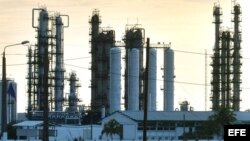 Refinería de petróleo "Camilo Cienfuegos" en la ciudad de Cienfuegos