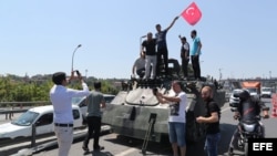 Ciudadanos turcos posan sobre un tanque en Estambul luego que fuera sofocado un intento de golpe de Estado.