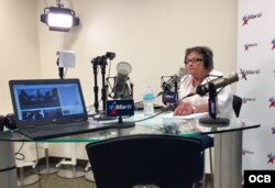 La periodista Cary Roque conduce el programa "Tras la noticia" en Radio Martí.