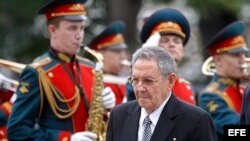 El gobernante de Cuba, Raúl Castro (d), en una ceremonia de homenaje en la Tumba del Soldado Desconocido cerca de los muros del Kremlin en Moscú, el 11 de julio de 2012. 