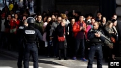 Agentes de policía evacúan al público del Museo Louvre en París (Francia) hoy, 3 de febrero de 2017. El individuo que fue disparado hoy por militares franceses cuando atacó a uno de ellos al grito de "Alá es grande" está siendo operado y su pronóstico es 