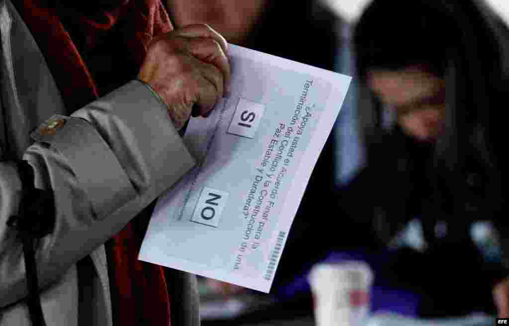 Una mujer vota en el plebiscito sobre el acuerdo de paz hoy, domingo 2 de octubre de 2016, en un centro de votación en la ciudad de Bogotá.