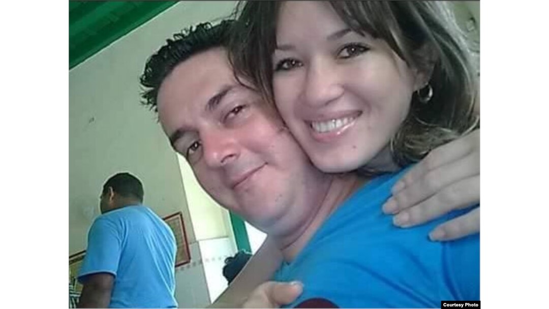 Yanielys Mursulí junto a su prometido Arneldy Quintero, en Sancti Spíritus.
