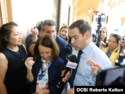 Antes de su discurso, Rubio conversó con la prensa que cubre la asamblea de la SIP.
