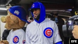 LeBron James viste el uniforme de los Chicago Cubs.