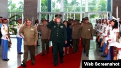 Archivo - Coronel general Guo Boxion visita Cuba en el 2011