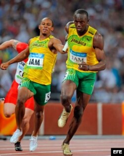 Usain Bolt (d) durante los 4x100 metros relevos en el Estadio Nacional de Pekín, en agosto de 2008.