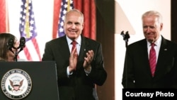 El vicepresidente de EE.UU., Joe Biden (d) es presentado por el presidente de la Universidad de Tampa Ronald Vaughn (c) y la congresista Kathy Castor (i).