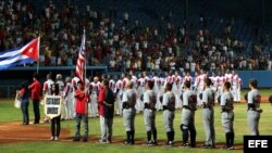 Foto de archivo. Los equipos de Cuba y Estados Unidos escuchan los himnos de ambos países el 5 de julio de 2012, en el estadio Latinoamericano en La Habana (Cuba).
