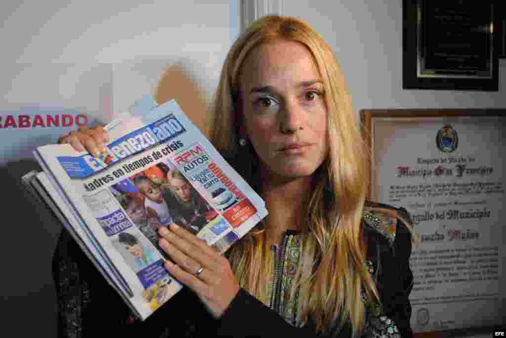 Lilian Tintori, esposa de Leopoldo López, muestra la portada del diario El Venezolano.