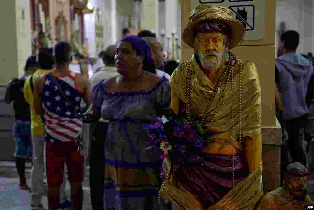 Una imagen de San L&#225;zaro a tam&#241;o natural en la iglesia de El Rinc&#243;n, en La Habana. Yamil Lage/AFP