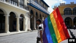 Un activista con una bandera del arco iris, símbolo de la comunidad gay en una plaza de La Habana (Cuba).