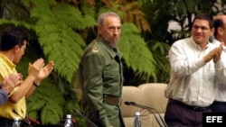 Fidel Castro en la sesión de clausura del VIII Congreso de la Unión de Jóvenes Comunistas (UJC), junto a dos "cuadros".