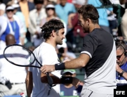 Federer (i) y Del Potro se saludan tras concluir el partido ganado por el argentino en la final de Indian Wells 2018.