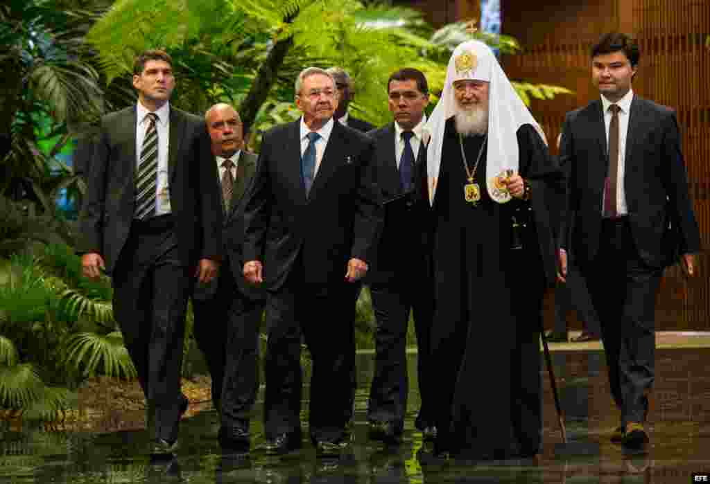 Raúl Castro impuso al patriarca ruso Kirill la orden "José Martí", la mayor distinción que otorga la isla.