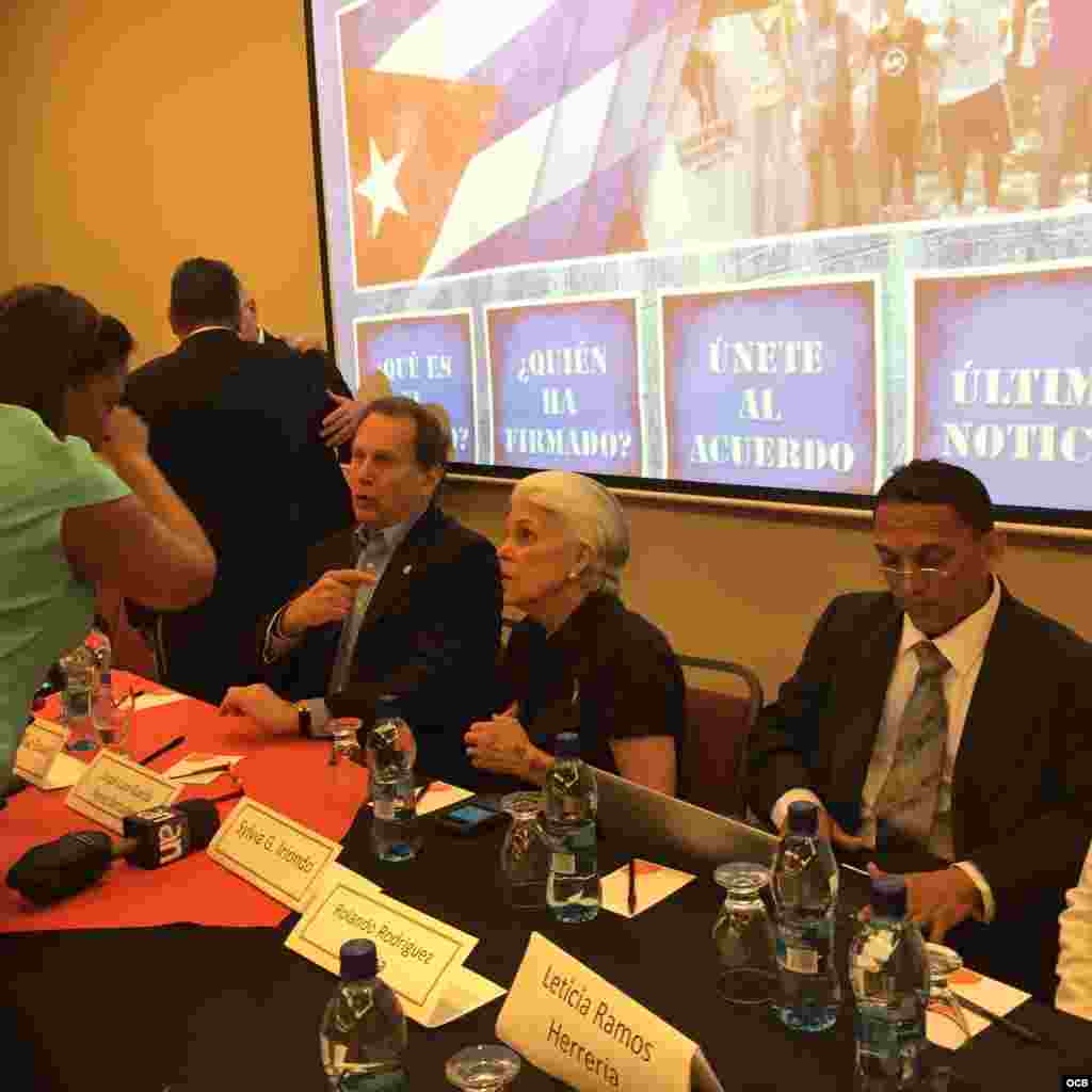El excongresista estadounidense de origen cubano Lincoln Diaz-Balart, la activista cubana exiliada en EEUU Silvia Iriondo y el activista cubano Rolando Rodríguez Lobaina.