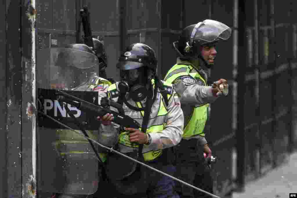 Así resprimieron agentes de la Policía Nacional Bolivariana (PNB) el paso de una marcha opositora el jueves 20 de abril de 2017, en Caracas (Venezuela).