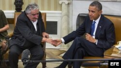El presidente de Uruguay, José Mujica (i), estrecha la mano del presidente de EEUU Barack Obama durante su comparecencia conjunta en el Despacho Ovalado de la Casa Blanca.
