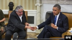 El presidente de Uruguay, José Mujica (i), estrecha la mano del presidente de Estados Unidos, Barack Obama (d), durante su comparecencia conjunta ante la prensa en el Despacho Oval en la Casa Blanca en Washington DC. Archivo.