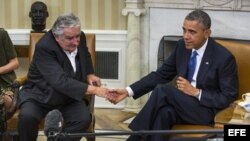 El presidente de Uruguay, José Mújica (i), estrecha la mano del presidente de Estados Unidos, Barack Obama (d), durante su comparecencia conjunta ante la prensa en el Despacho Oval en la Casa Blanca en Washington DC