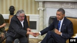 El expresidente de Uruguay José Mújica estrecha la mano del presidente de Estados Unidos Barack Obama (i-d), en la Casa Blanca. Archivo.