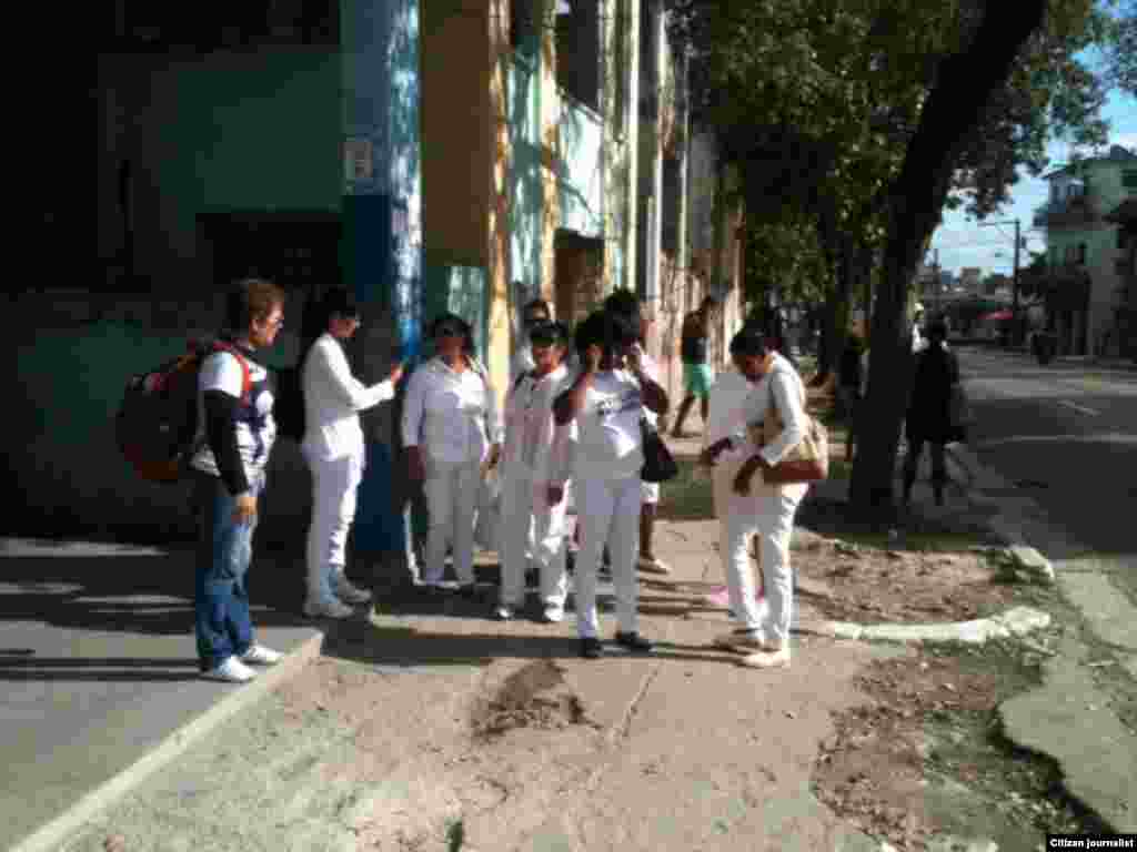 Damas de Blanco se disponen a participar en la misa de la iglesia de Santa Rita, en Miramar; en la jornada 44 de la campaña #TodosMarchamos.