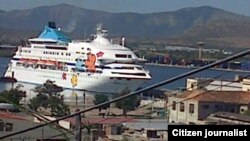 Reporta Cuba. Crucero en la bahía de Santiago de Cuba el 25 de diciembre, 2014. Foto: Ridel Brea.