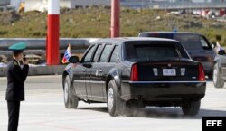 El coche oficial del presidente de Estados Unidos, Barack Obama, abandona el aeropuerto de San Petersurgo (Rusia) para asistir a la cumbre del G20.