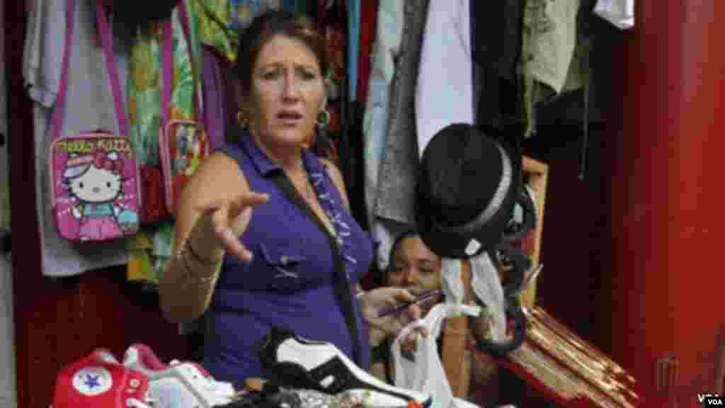 La prohibición de vender ropa importada en Cuba ha encendido la polémica y desatado un visible malestar entre comerciantes privados que desde hace algunos años se dedican a ese negocio y que ahora parecen abocados de nuevo al mercado negro. 