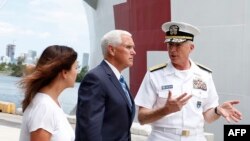 El vicepresidente Mike Pence visita el busque hospital Comfort, anclado en el Puerto de Miami. 